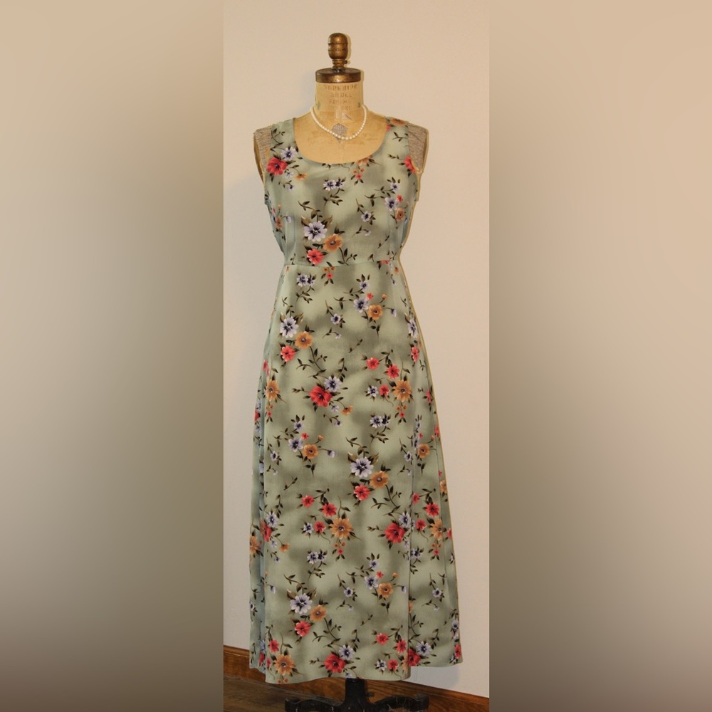 Women’s sleeveless dress with tie in back - size 10 - S Roberts